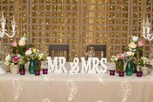 Mr & mrs name bord on a wedding table