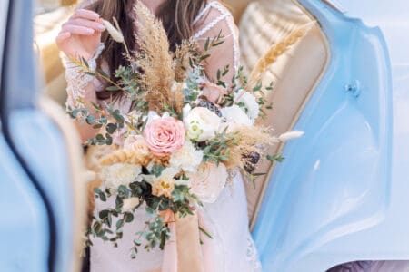 Rustik bridal bouquet in the bride hands